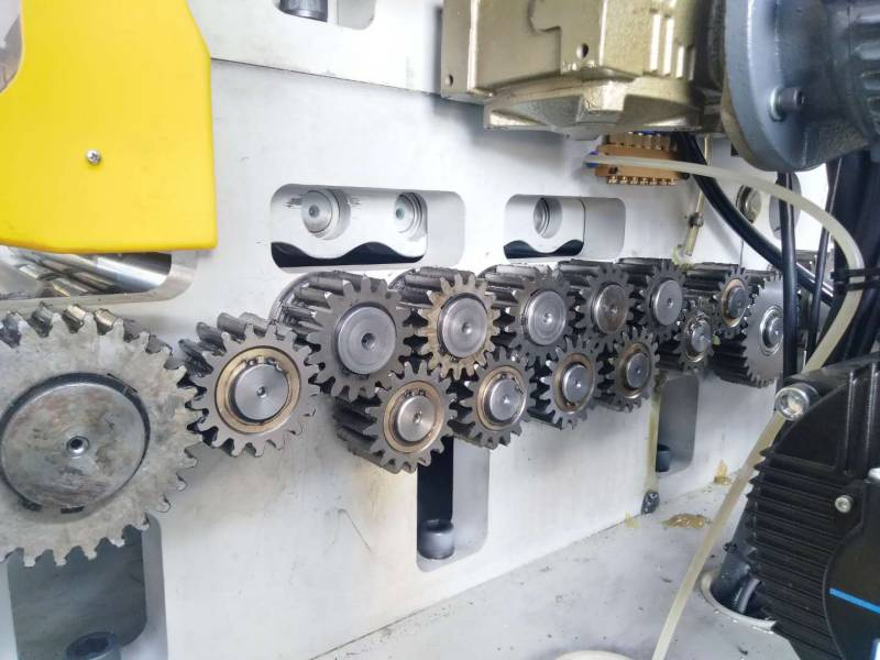 So s&aacute;nh giữa cấp liệu bằng kh&iacute; n&eacute;n v&agrave; cấp liệu cơ học