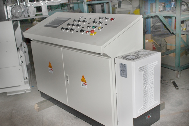 Sự kh&aacute;c biệt giữa d&acirc;y chuyền sản xuất bộ nạp servo 3 trong một v&agrave; d&acirc;y chuyền sản xuất dập chia đ&ocirc;i