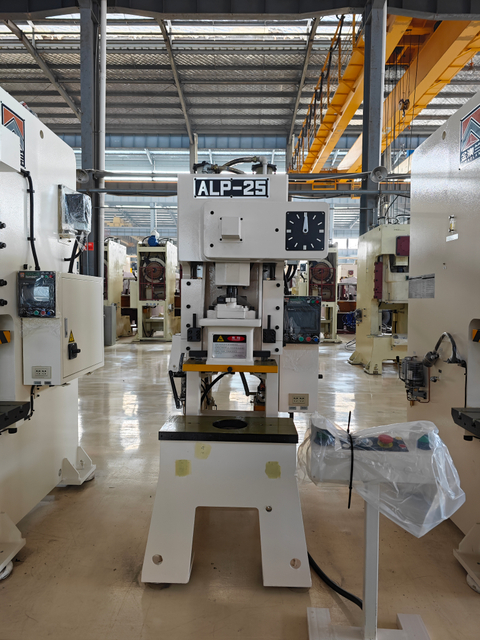 M&aacute;y &eacute;p d&acirc;y chuyền dập khu&ocirc;n 25T với giải ph&aacute;p ho&agrave;n chỉnh về m&aacute;y cấp liệu v&agrave; khu&ocirc;n mẫu