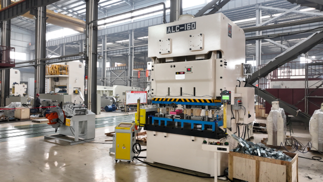 Nh&agrave; m&aacute;y B&aacute;n chạy M&aacute;y l&agrave;m hộp nối điện M&aacute;y &eacute;p cơ 160 tấn